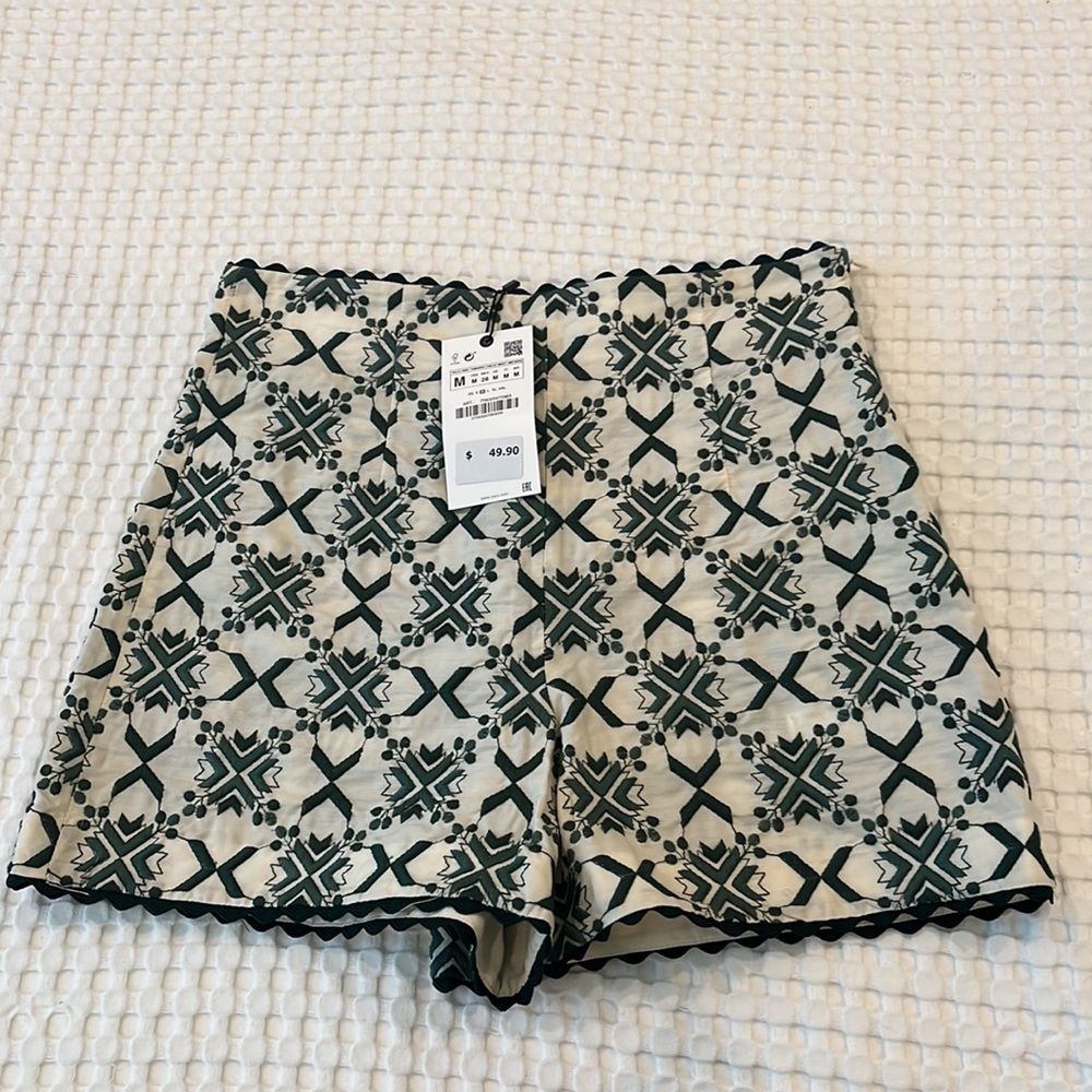 Zara embroidered side zip shorts. NWT, never worn.